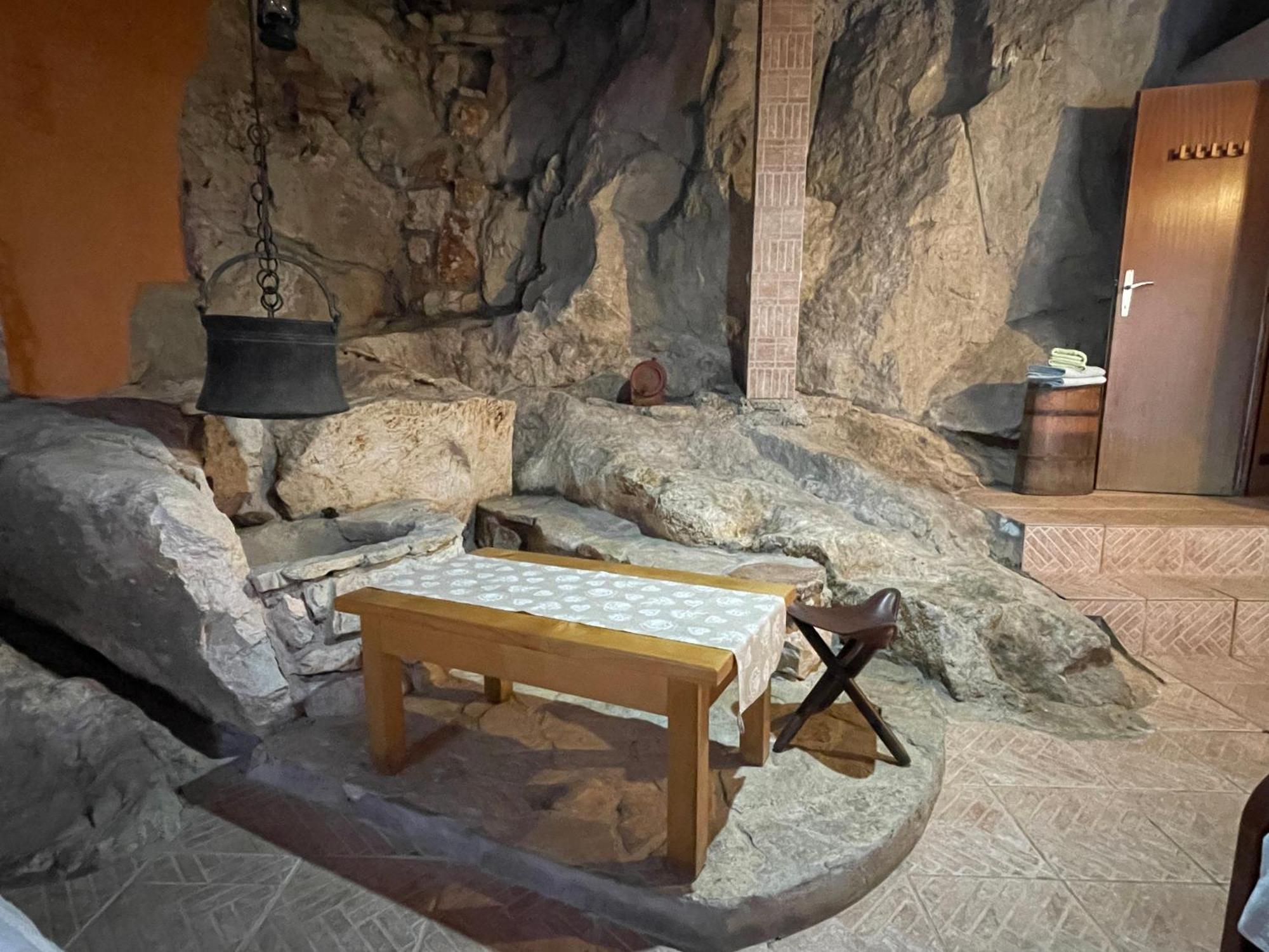 Cave Apartment Вирпазар Екстериор снимка